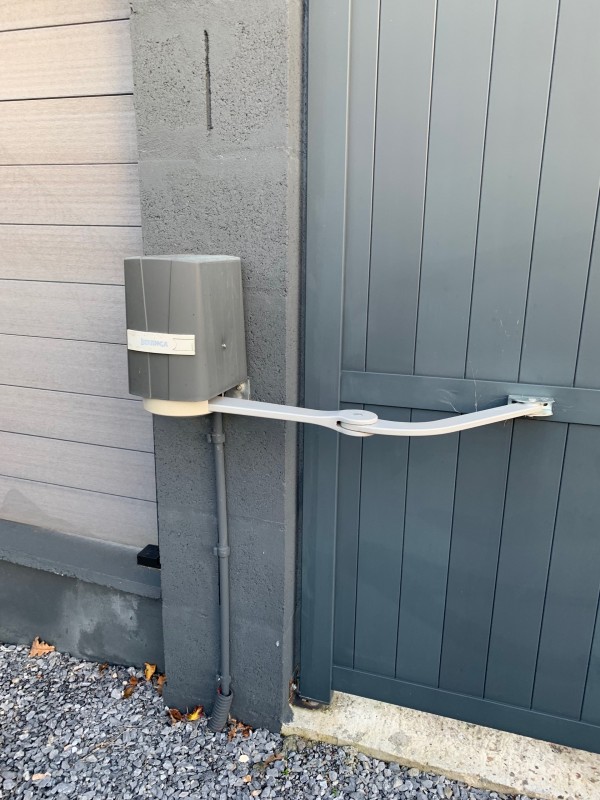 pose de moteur de portailt battant à Biganos