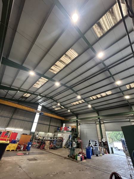 pose de luminaires LED performant avec Puissance réglable dans un hangar professionnel à Biganos